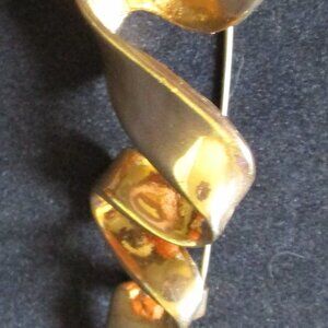 Vintage Unbranded Gold Tone Unfurled Wavy Ribbon Brooch/Pin  2.5" x 1"